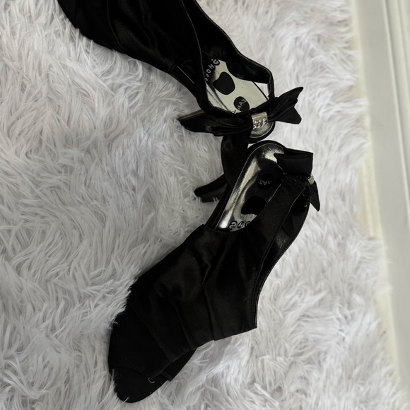 BATA SHOES - Picture 2 of 3